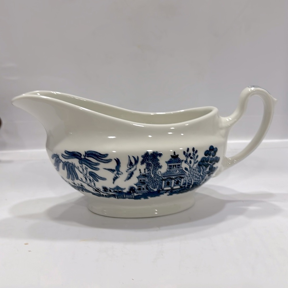 Vintage Chinoiserie Gravy Boat Blue and White 1970s. Made in England. A2404.